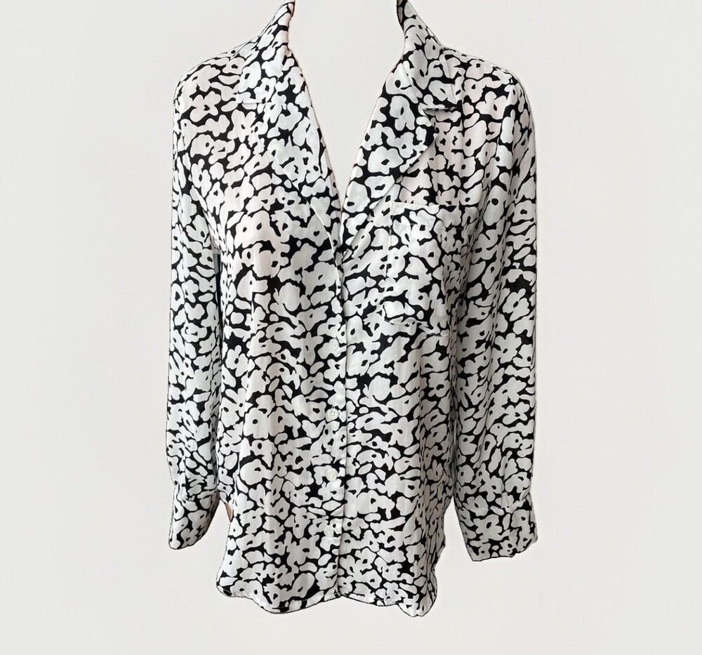 Who What Wear Black White Floral Blouse Size M Button Down Long Sleeve V-Neck